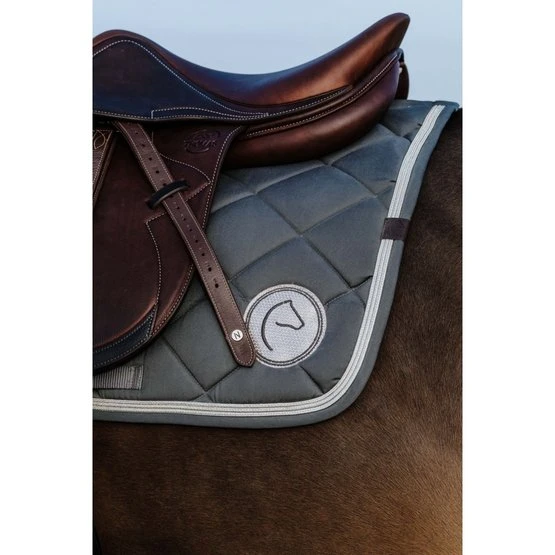 EQUITHÈME Schabracke Badge Springen Schwarz Warmblut 13 EQUITHÈME Schabracke Badge Springen Schwarz Warmblut – Bild 11