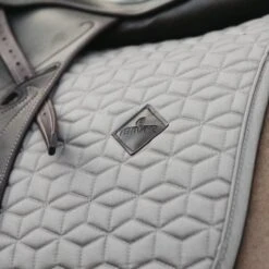 Kentucky Horsewear Kentucky Schabracke Basic Dressur Weiß Warmblut -Reitsportbedarf Verkäufe kentucky zadeldekje basic dressuur beige 1.bcfa8d