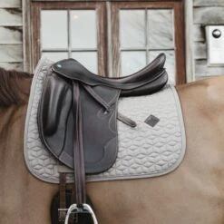Kentucky Horsewear Kentucky Schabracke Basic Dressur Weiß Warmblut -Reitsportbedarf Verkäufe kentucky zadeldekje basic dressuur beige.b3e597