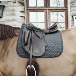 Kentucky Horsewear Kentucky Schabracke Basic Dressur Weiß Warmblut -Reitsportbedarf Verkäufe kentucky zadeldekje basic dressuur grijs.561349