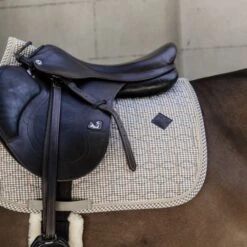 Kentucky Horsewear Kentucky Schabracke Pied-de-Poule Springen Schwarz Warmblut -Reitsportbedarf Verkäufe kentucky zadeldekje pied de poule springen beige.3bd3b6