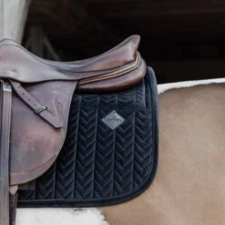 Kentucky Horsewear Kentucky Schabracke Skin Friendly Springen Navy Warmblut -Reitsportbedarf Verkäufe kentucky zadeldekje skin friendly velvet sj zwart 1.e3c8c8 1