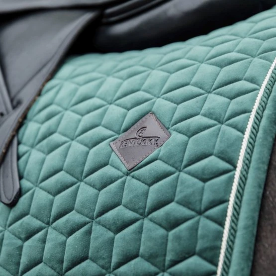 Kentucky Horsewear Kentucky Dressur Satteldecke Velvet Senffarben Warmblut 19 Kentucky Horsewear Kentucky Dressur Satteldecke Velvet Senffarben Warmblut – Bild 17