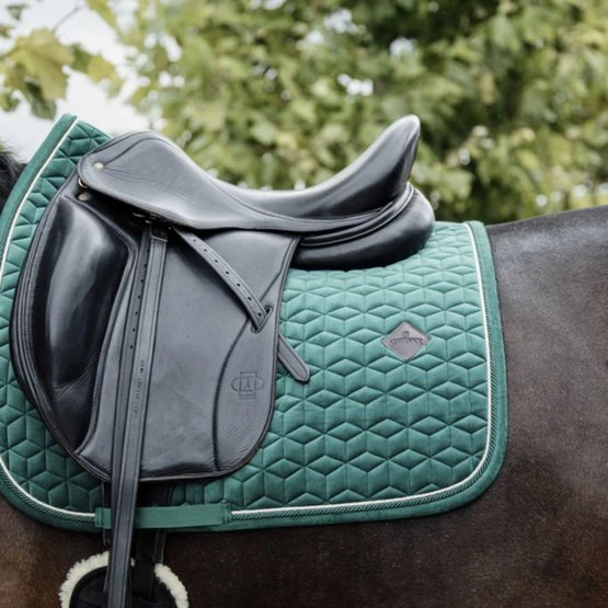 Kentucky Horsewear Kentucky Dressur Satteldecke Velvet Smaragdgrün Warmblut 18 Kentucky Horsewear Kentucky Dressur Satteldecke Velvet Smaragdgrün Warmblut – Bild 16