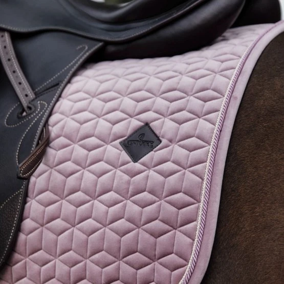 Kentucky Horsewear Kentucky Dressur Satteldecke Velvet Senffarben Warmblut 12 Kentucky Horsewear Kentucky Dressur Satteldecke Velvet Senffarben Warmblut – Bild 10