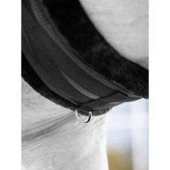 LeMieux Vielseitigkeitsgurt Fleece Anatomisch Schwarz/Naturell 23 LeMieux Vielseitigkeitsgurt Fleece Anatomisch Schwarz/Naturell -Reitsportbedarf Verkäufe lemieux it03711 lifestyle fleecelinedanatomicgirth black 1 1.93b9d4