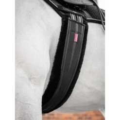 LeMieux Vielseitigkeitsgurt Fleece Anatomisch Schwarz/Naturell 24 LeMieux Vielseitigkeitsgurt Fleece Anatomisch Schwarz/Naturell -Reitsportbedarf Verkäufe lemieux it03711 lifestyle fleecelinedanatomicgirth black 2 1.a82539