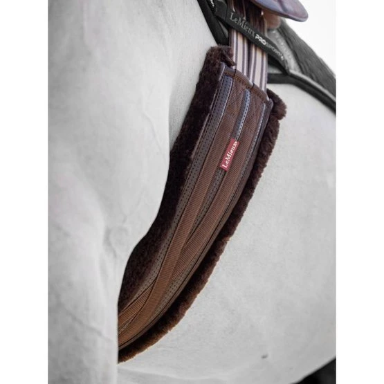 LeMieux Vielseitigkeitsgurt Fleece Anatomisch Schwarz/Naturell 8 LeMieux Vielseitigkeitsgurt Fleece Anatomisch Schwarz/Naturell – Bild 6