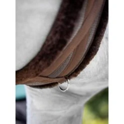 LeMieux Vielseitigkeitsgurt Fleece Anatomisch Schwarz/Naturell 20 LeMieux Vielseitigkeitsgurt Fleece Anatomisch Schwarz/Naturell -Reitsportbedarf Verkäufe lemieux it03712 lifestyle fleecelinedanatomicgirth brown 2.83d676