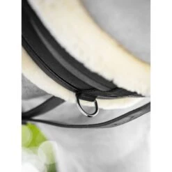 LeMieux Vielseitigkeitsgurt Fleece Anatomisch Schwarz/Naturell 16 LeMieux Vielseitigkeitsgurt Fleece Anatomisch Schwarz/Naturell -Reitsportbedarf Verkäufe lemieux it03713 lifestyle fleecelinedanatomicalgirth black natural 2 1.212abb